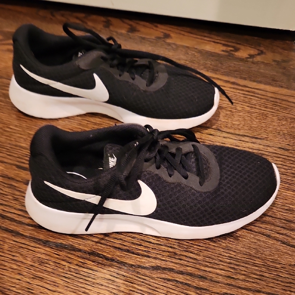 Nike Tanjun Black and White Athletic Shoes - Picture 7 of 9